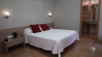 Superior tweepersoonskamer | Een kluis op de kamer, een bureau, verduisterende gordijnen, babybedden