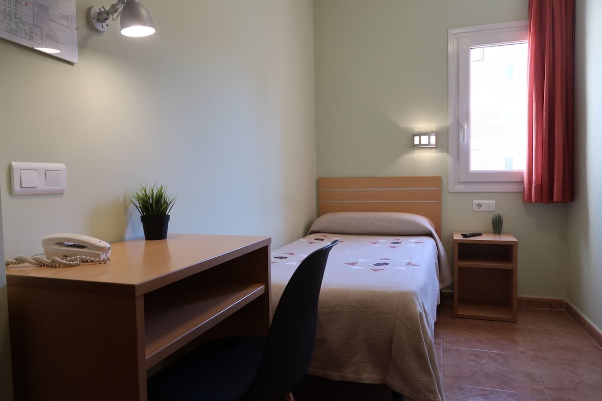Eenpersoonskamer | Een kluis op de kamer, een bureau, verduisterende gordijnen, babybedden