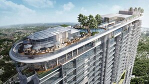 Un edificio de gran altura con terraza en la azotea que tiene asientos exteriores y una piscina.