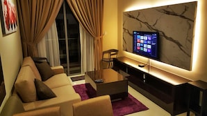 Una sala de estar moderna con un sofá, una mesa de centro y un televisor montado en la pared.