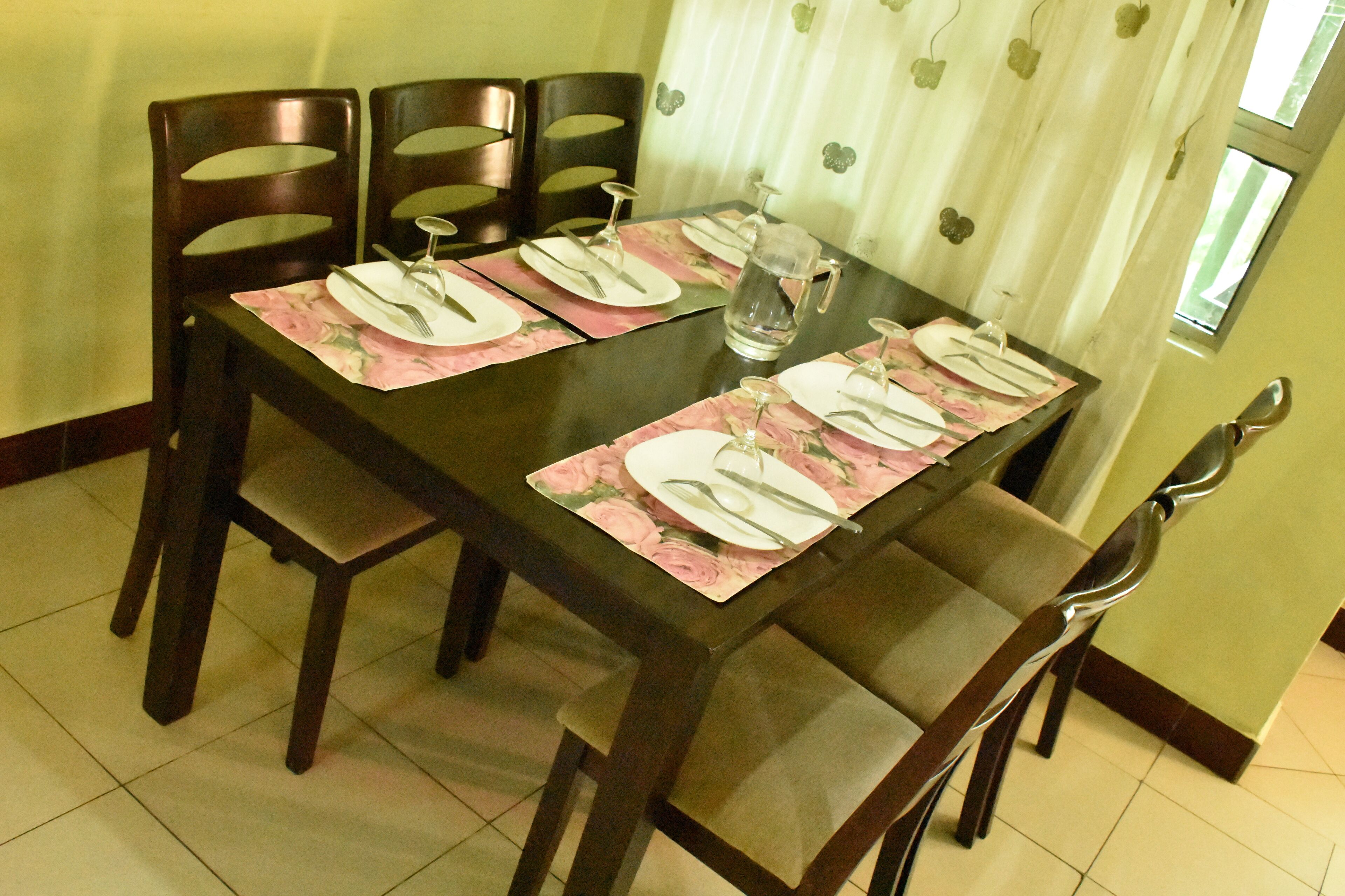 Comfort Apartment, 4 Bedrooms | In-room dining