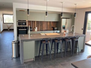 雪櫃、微波爐、焗爐、洗碗機