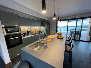 冷蔵庫、電子レンジ、オーブン、食器洗い機