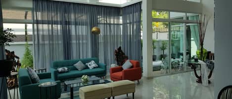 House, 5 Bedrooms | Living area | LCD TV