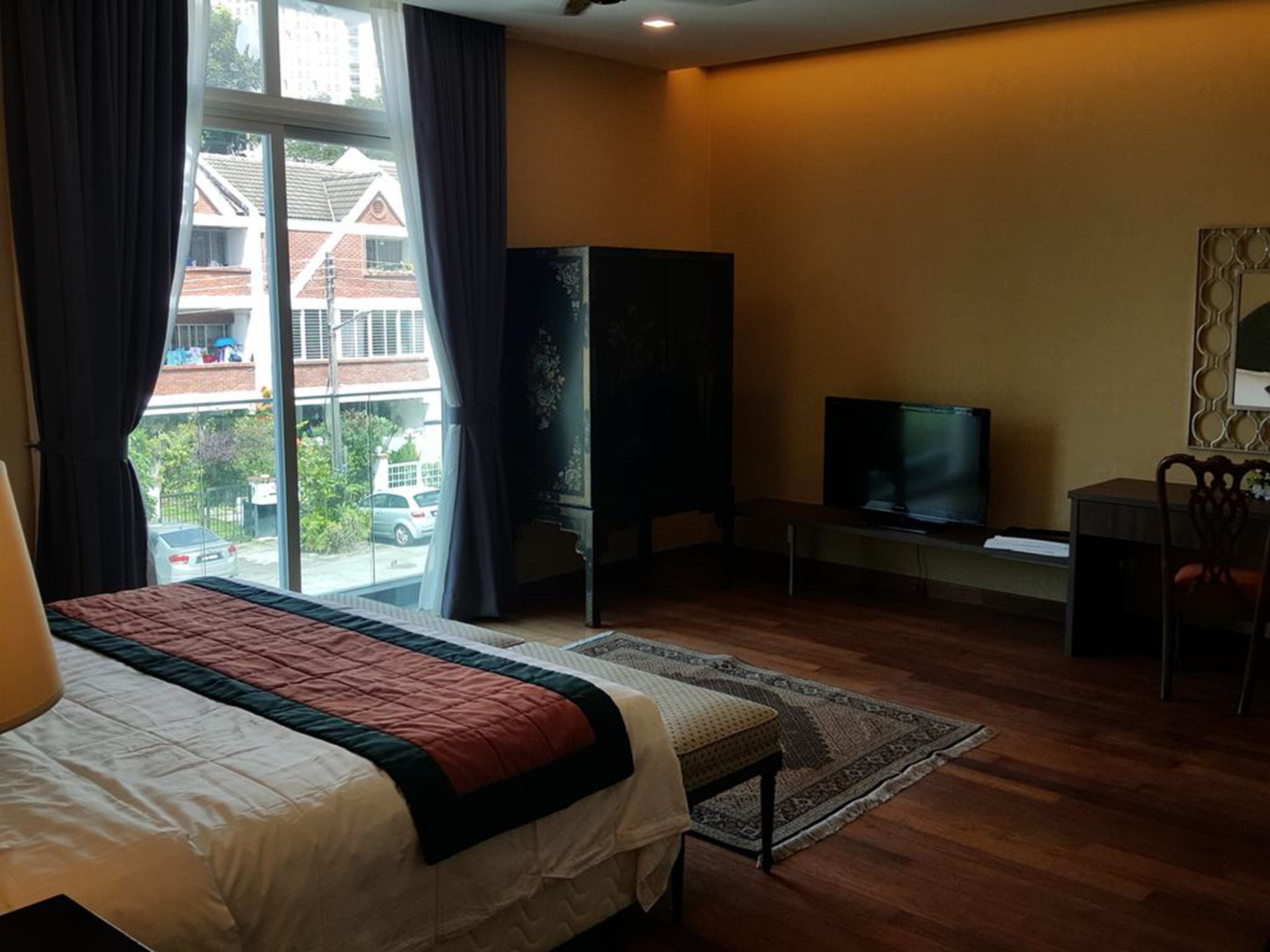 5 bedrooms, iron/ironing board, free WiFi, bed sheets