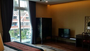 A hotel room with a bed, a television, a desk, and a chair. - La Maison 100 (Kuala Lumpur)