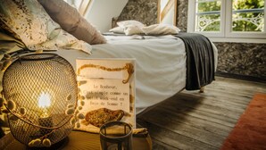 Un dormitorio acogedor con una cama, una lámpara decorativa y una cita enmarcada en la pared.