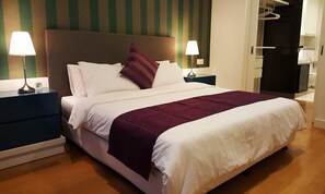 Appartamento Deluxe, 2 camere da letto, 2 bagni, vista città | 2 camere, biancheria da letto di alta qualità, copriletto in piuma