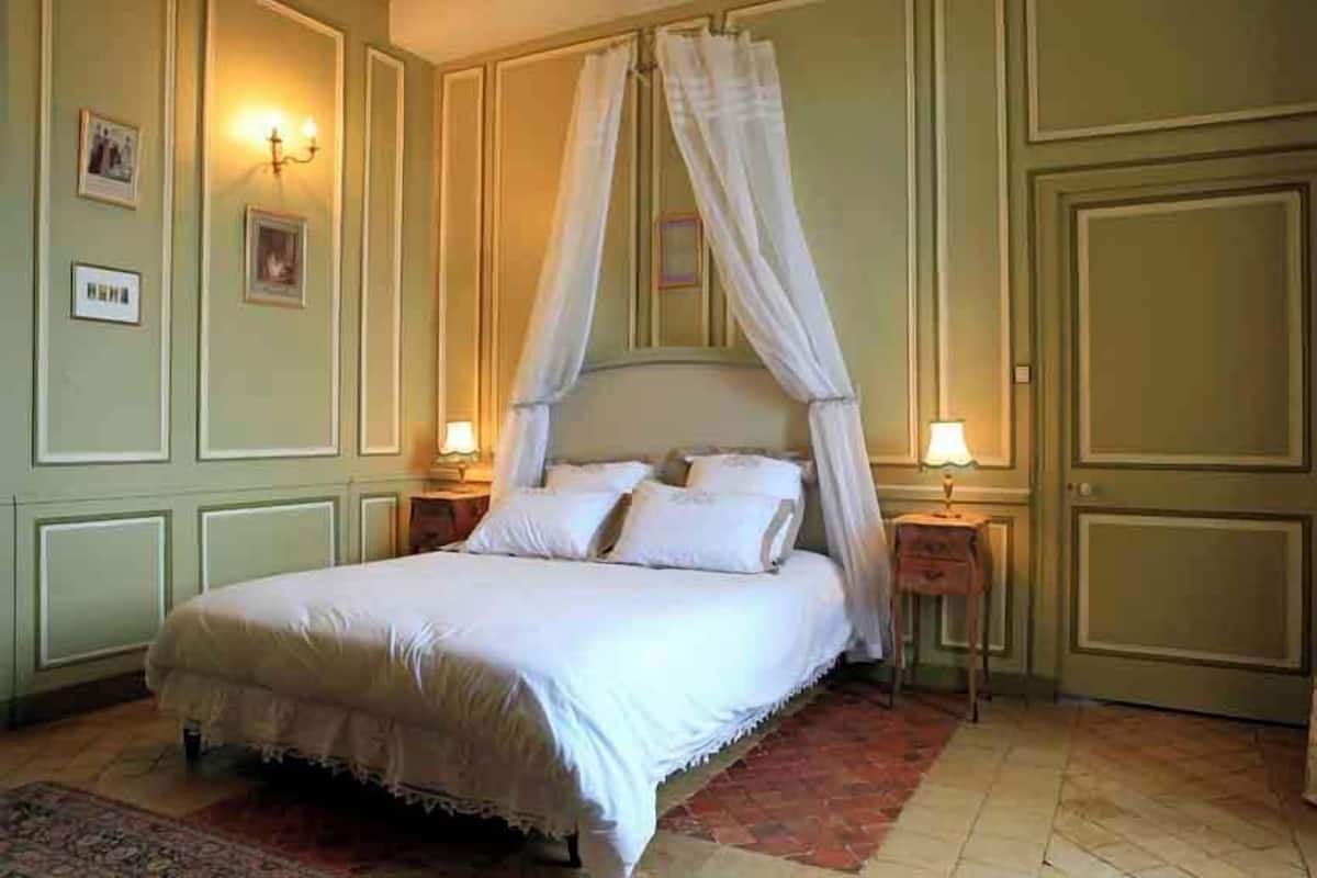 غرفة تقليدية ثلاثية - منظر للفناء | تجهيزات عازلة للصوت وأسرّة أطفال/رضّع (مجانًا) وواي فاي مجانًا
