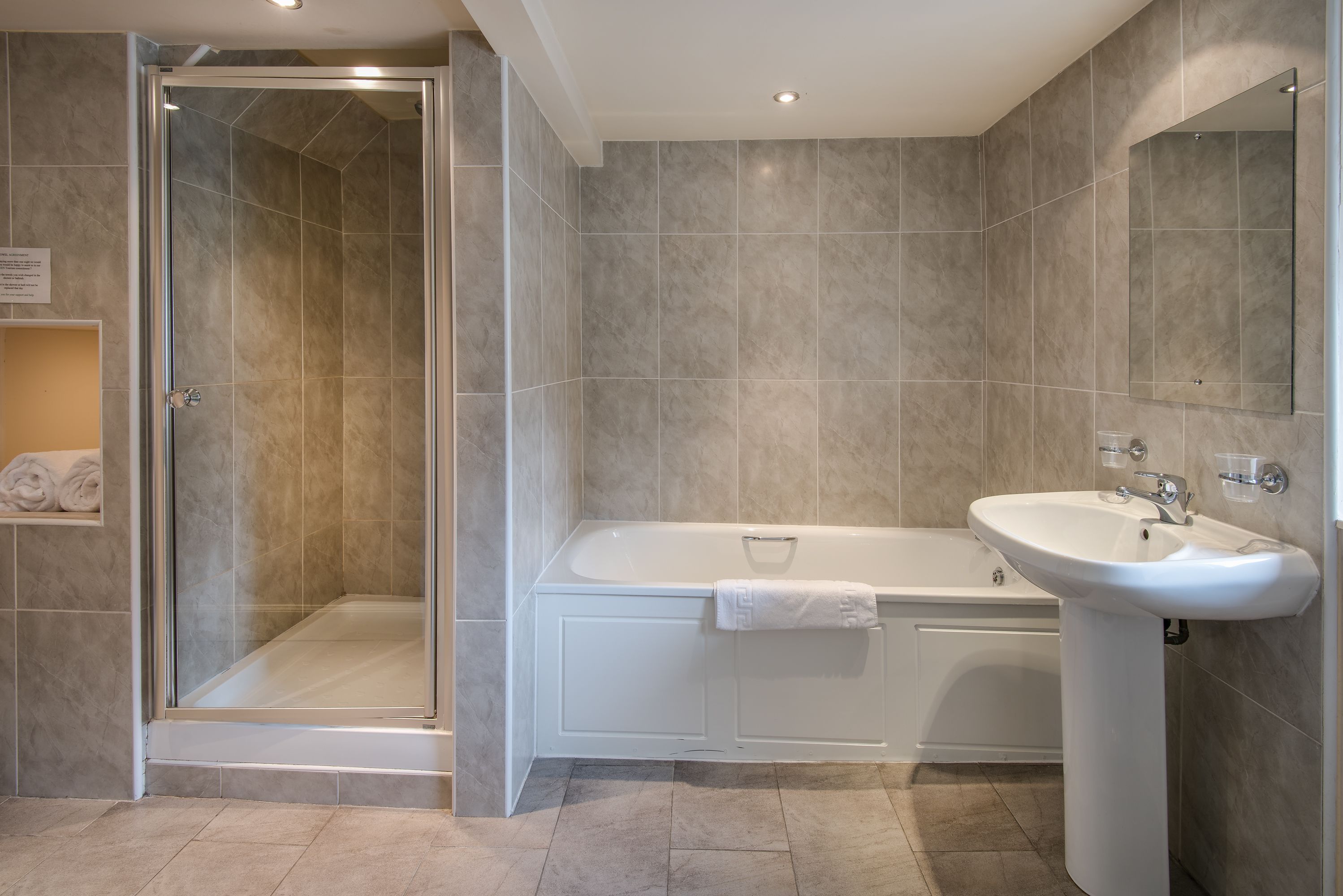 Deluxe Twin Room | Bathroom | Hair dryer, towels