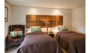 Quarto duplo luxo | Roupas de cama premium, escrivaninha, ferros/tábuas de passar roupa