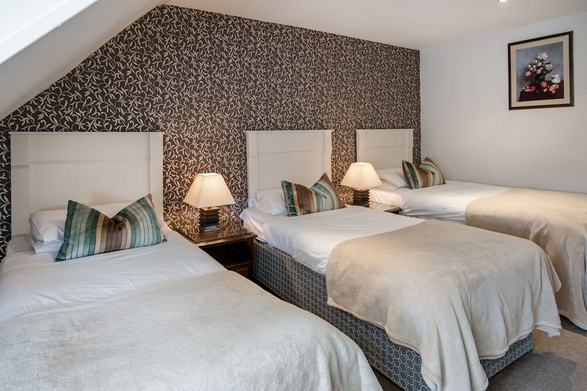 Classic Triple Room | Premium bedding, desk, iron/ironing board (on request), WiFi (free)