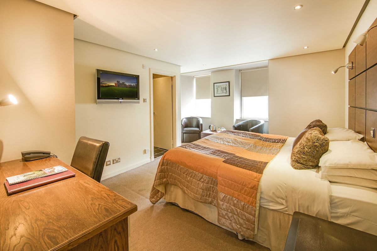 Deluxe Double or Twin Room | Premium bedding, desk, iron/ironing board (on request), WiFi (free)
