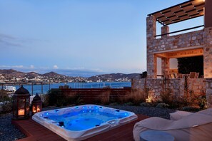 In-room safe, individually decorated, individually furnished, desk - Plagia Villas (Syros)