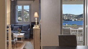 Villa, 3 slaapkamers, bubbelbad, uitzicht op zee | Woonruimte | Flatscreentelevisie en een open haard
