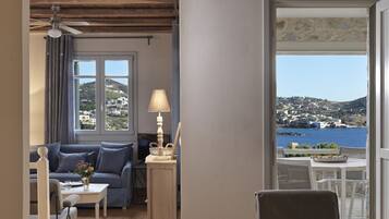 Villa, 3 Schlafzimmer, Whirlpool, Meerblick | Wohnbereich | Flachbildfernseher, Kamin