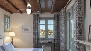 Villa, 4 slaapkamers, toegang tot zwembad, uitzicht op zee | Een kluis op de kamer, een bureau, geluiddichte muren