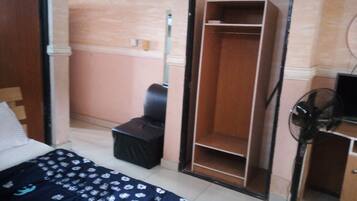 Royal Room | Meja, Wi-fi percuma, akses kerusi roda