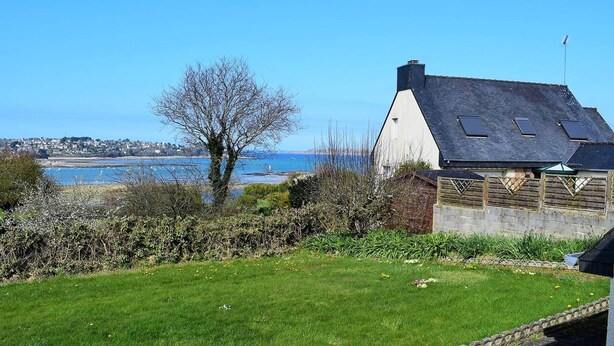 A coastal house with a grassy yard and a view of the sea. - House with enclosed garden for rent in Louannec, close to the sea (Louannec)