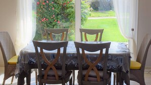 Dining - House with enclosed garden for rent in Louannec, close to the sea (Louannec)
