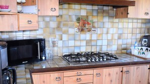 Private kitchen - House with enclosed garden for rent in Louannec, close to the sea (Louannec)