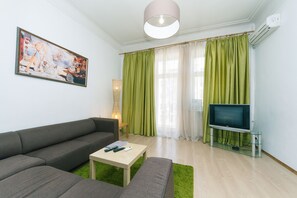 Apartment, 2 Bedrooms (Gorkogo st. 12) | Living room | Flat-screen TV - Rent Kiev Lva Tolshtoho Square (Kyiv)