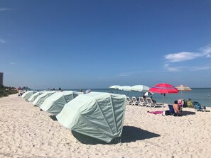 Una spiaggia nelle vicinanze, lettini da mare, teli da spiaggia