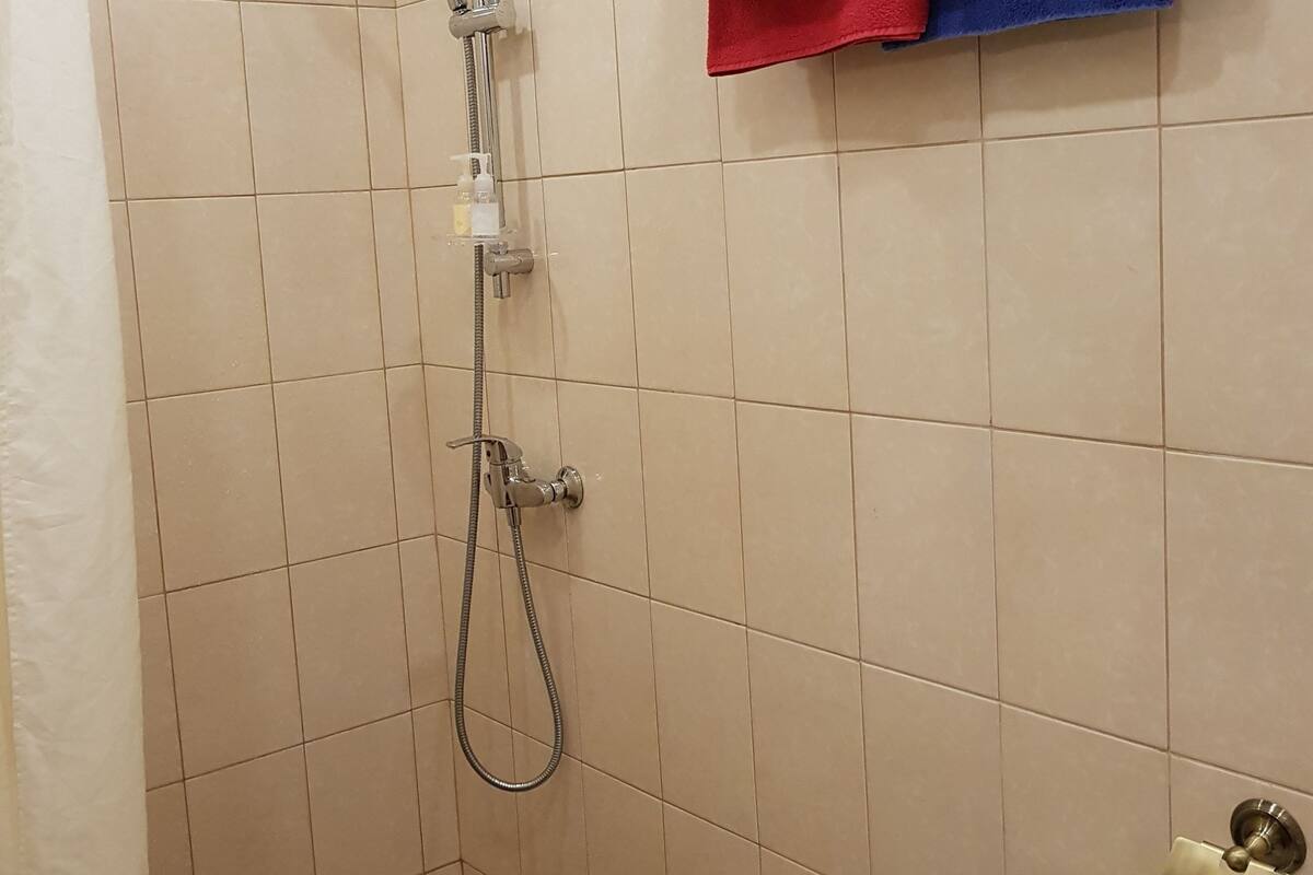 Quarto casal conforto, banheiro privativo | Banheiro | Chuveiro, secador de cabelo (mediante solicitação), toalhas de banho