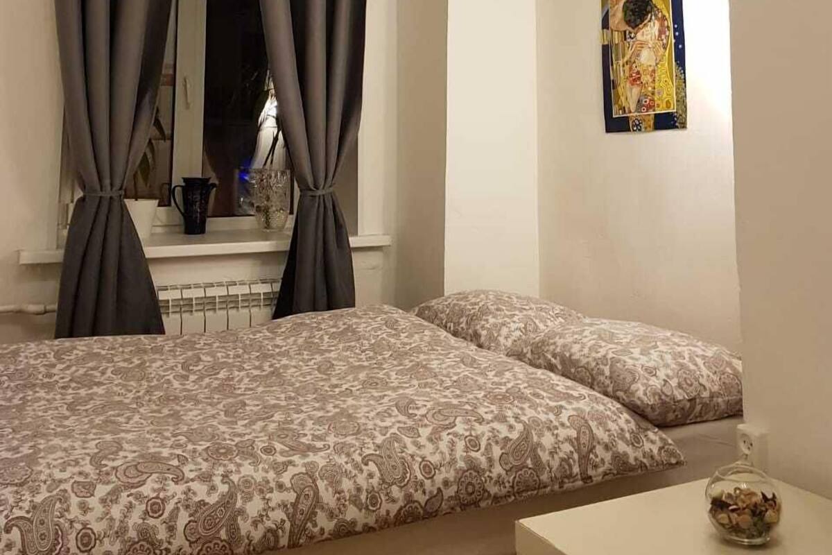 Quarto casal econômico | Escrivaninha, quartos à prova de som, Wi-Fi de cortesia