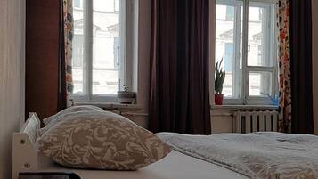 Skrivebord, lydisolert og wi-fi (inkludert)