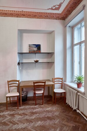 Standard Double Room, Shared Bathroom | Meja, kalis bunyi, Wi-fi percuma 