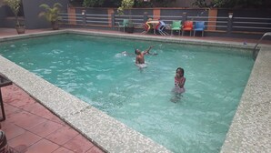 Una piscina con bordes y solárium alhajados.