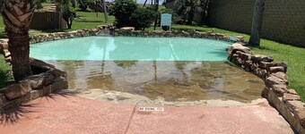 2 bed 2 bath Funky Pirate; 2 pools, ocean views across from beach, Maravilla