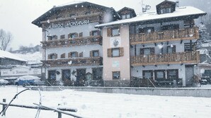 Un hotel de varios pisos con balcones y un letrero que dice "Albergo Montanara".
