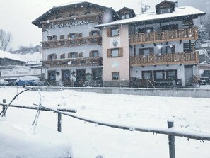 A multi-story hotel with balconies and a sign reading "Albergo Montanara".