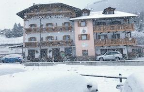 A multi-story building with balconies and a sign reading "Albergo Montanara".