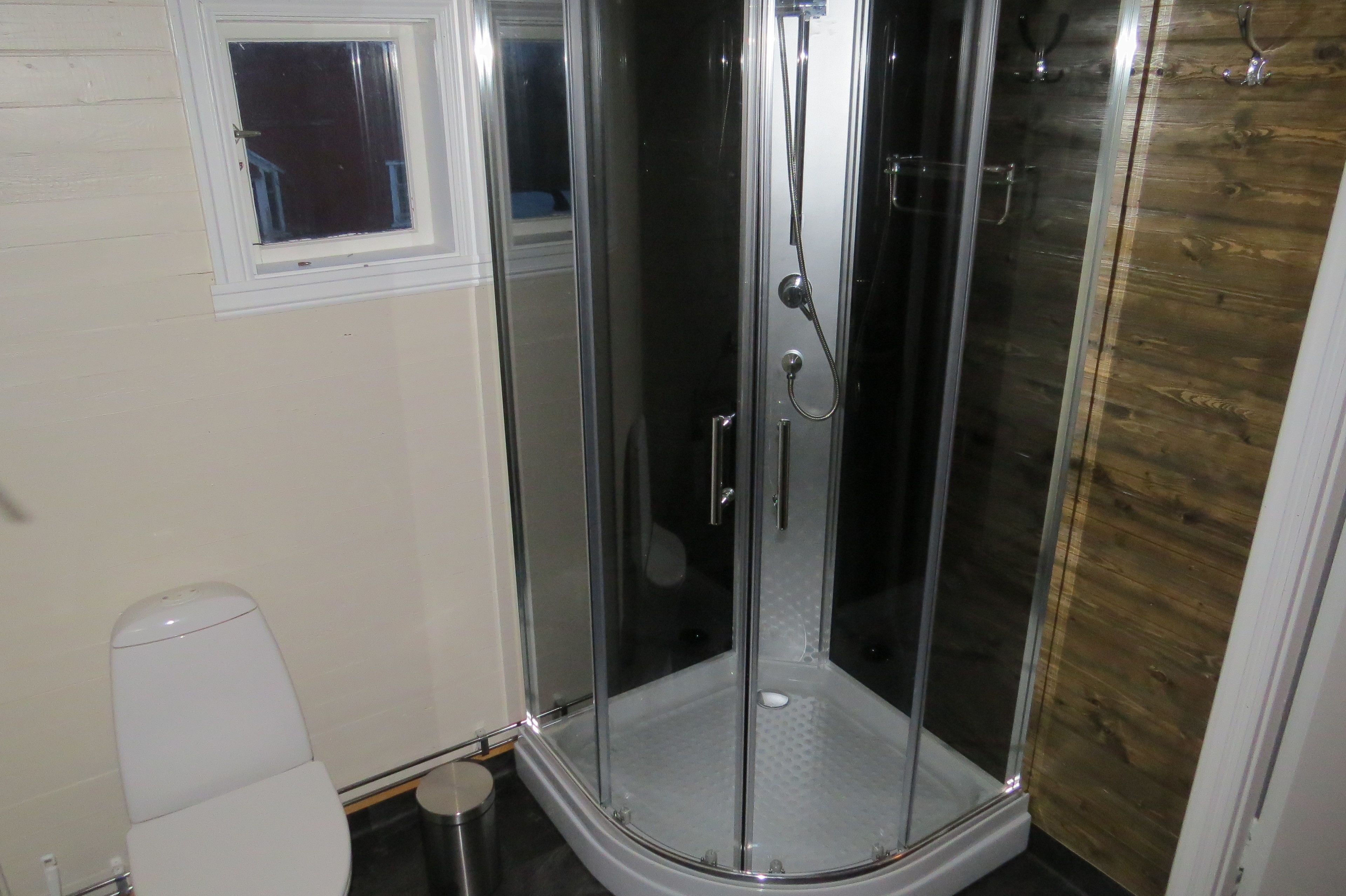 Cabin, 4 Bedrooms | Bathroom | Shower, hair dryer, slippers, towels