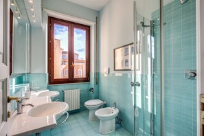 Loftsleilighet – panorama, 6 soverom, spabadekar, tårn | Bad | Boblebad, dusjhode med hydromassaje, hårføner og bidé