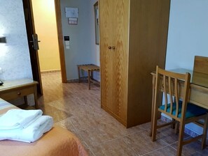 雙人房, 1 張標準雙人床或 2 張單人床 | 書桌、遮光布/窗簾、折疊床/加床、免費無線上網