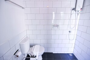 Douche, articles de toilette gratuits, sèche-cheveux