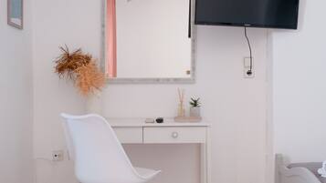 Triple Room | Desk, iron/ironing board, free cots/infant beds, rollaway beds