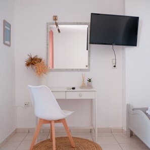 Chambre Triple | Bureau, fer et planche à repasser, lits bébé (gratuits)