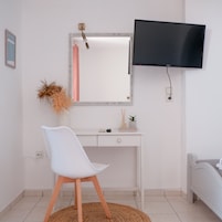 Escritorio, tabla de planchar con plancha y cunas gratuitas