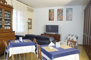 21-inch TV with digital channels - Affittacamere MEL (Florence)