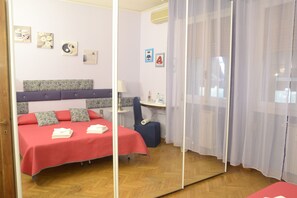 Double Room, Shared Bathroom, River View | 3 bedrooms, premium bedding, down duvets, free minibar items - Affittacamere MEL (Florence)