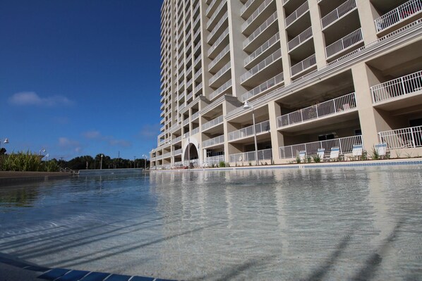 Lämmitetty uima-allas