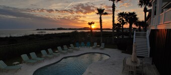 Oceanfront / Sleeps 28 / Firefly / Pool / Elevator / Great for Large Families