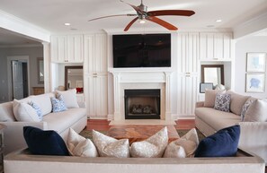 Smart TV, fireplace, DVD player, table tennis
