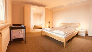 Apartamento conforto, 2 quartos, sacada, vista para a cidade | Escrivaninha, Wi-Fi de cortesia, roupa de cama