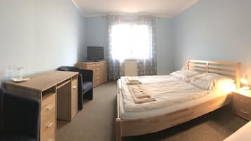 Kahden hengen classic-huone, jääkaappi, näköala pihalle | Työpöytä, ilmainen Wi-Fi, vuodevaatteet